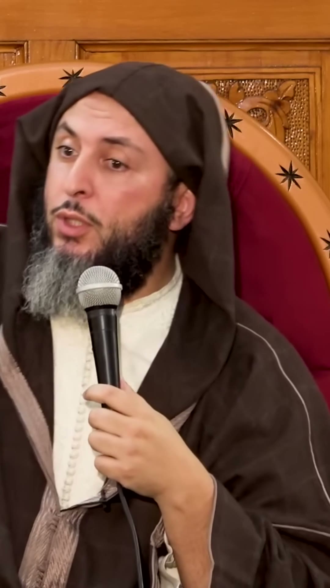 هرقل يسأل أبا سفيان: الحياء يمنع الكذب | السعادة — الجزء 18 من 23 هرقل يستدعي أبا سفيان في بيت المقدس ويجعل أصحابه خلفه ليكذبوه إن كذب، فيقرّ أبو سفيان أن الحياء وحده منعه من الكذب، مع لمحة عن عصبية…