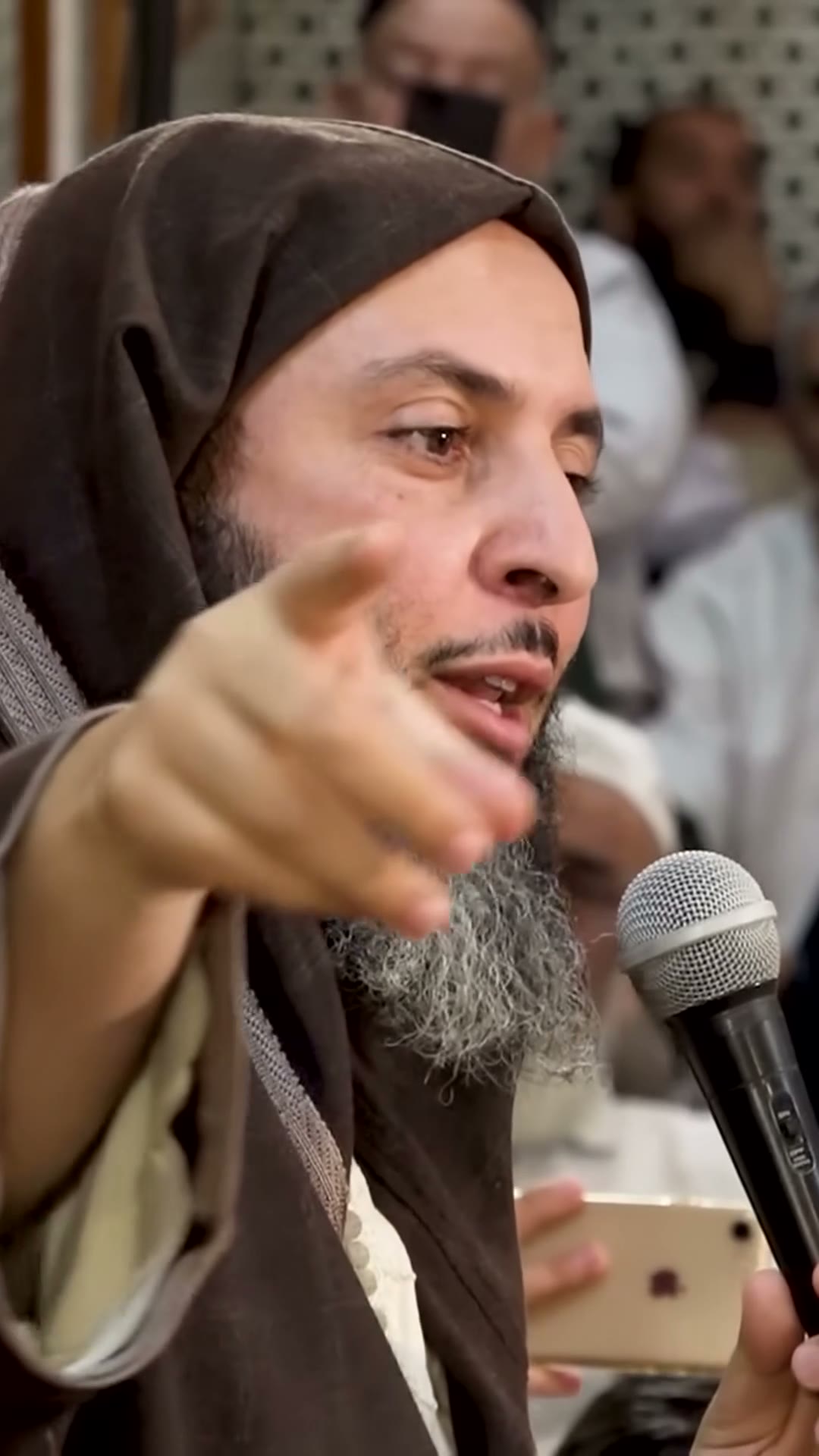 ربح صهيب: ترك ماله كله ليهاجر في سبيل الله | السعادة — الجزء 16 من 23 صهيب الرومي يعطي قريشًا ماله كله دون تردد ليلحق بالنبي ﷺ فيقول: ربح صهيب، ومصعب بن عمير فتى مكة المترف يترك النعيم ويمر بثوب مرقو…